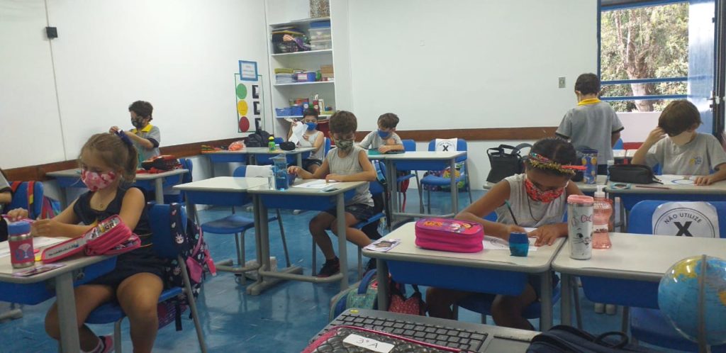 Alunos da Elementary School durante o primeiro dia de aula