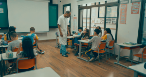 Escola bilíngue ou escola de inglês: aula de idioma e atividade de Ciências em inglês