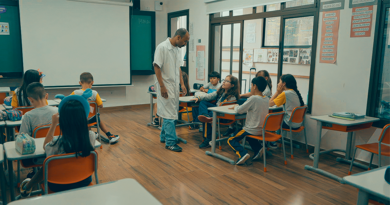 Escola bilíngue ou escola de inglês: aula de idioma e atividade de Ciências em inglês