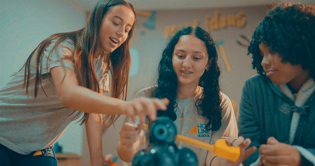 Crianças aprendem dois idiomas em uma atividade colaborativa na escola